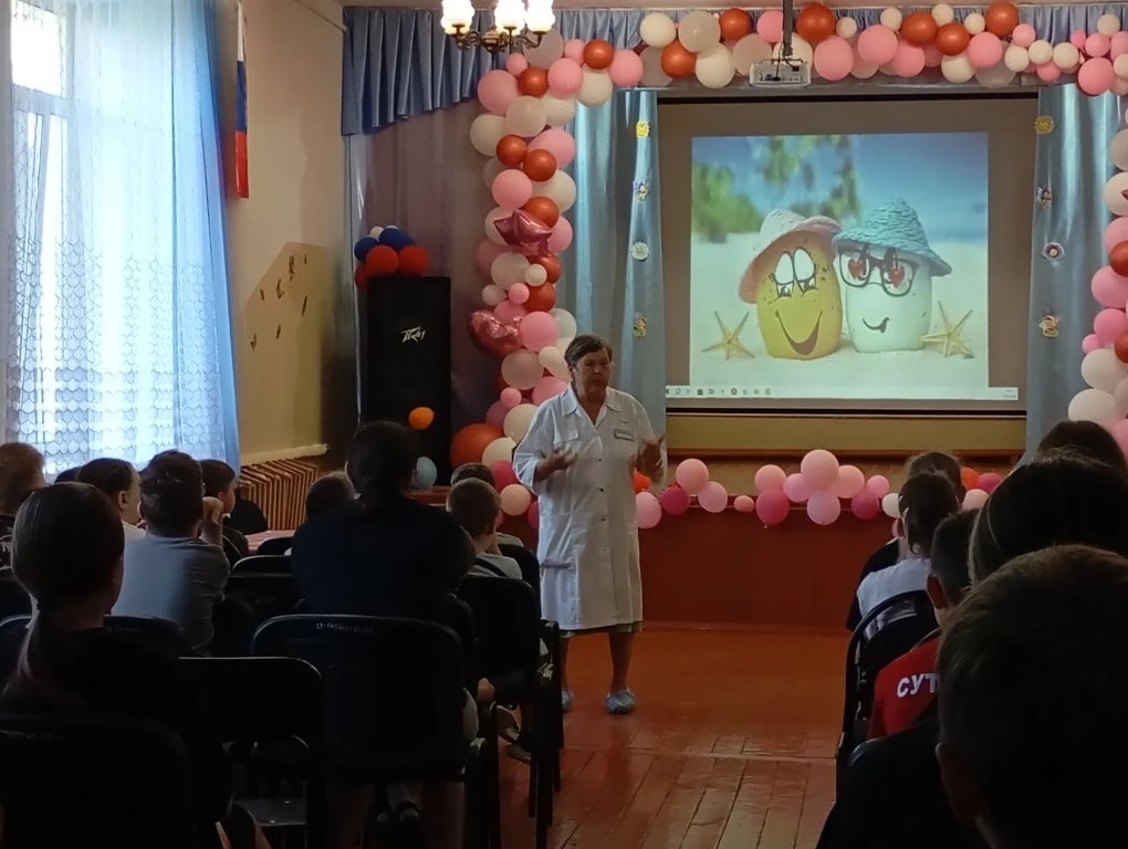 Врач Межрайонной больницы №7 (г.Шумиха) проводит образовательные лекции по безопасности в летний период