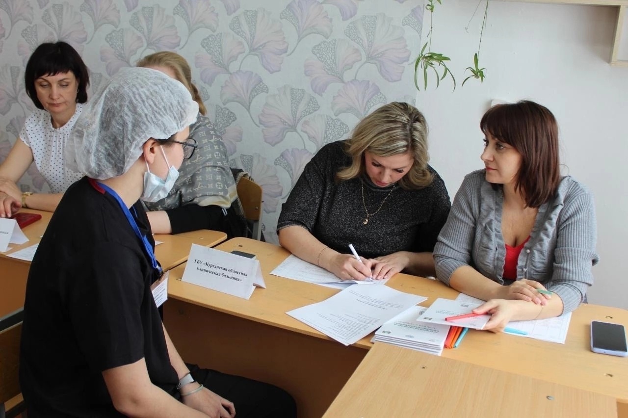 В целях повышения кадрового обеспечения медицинских организаций главная медсестра Курганской областной клинической больницы Ольга Ковтун приняла участие в заседании комиссии по предварительному распределению выпускников Курганского базового медицинского к
