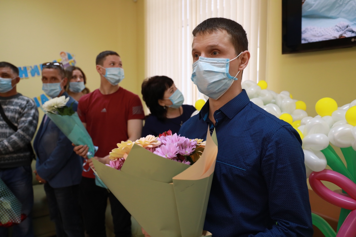 Губернатор Вадим Шумков подарил родителям курганских тройняшек сертификат на новое жильё