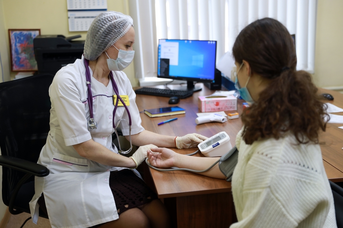 Директор департамента здравоохранения Алексей Сигидаев поддерживает вакцинацию детей от COVID-19 и привил своего ребёнка