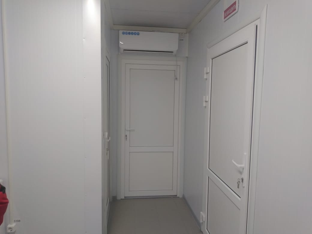 Работа по совершенствованию оказания первичной медико -санитарной помощи продолжается: в селе Долгие Частоозерского муниципального округа смонтировали здание ФАПа