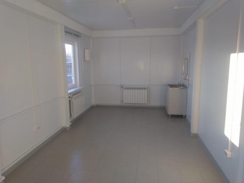 Работа по совершенствованию оказания первичной медико -санитарной помощи продолжается: в селе Долгие Частоозерского муниципального округа смонтировали здание ФАПа