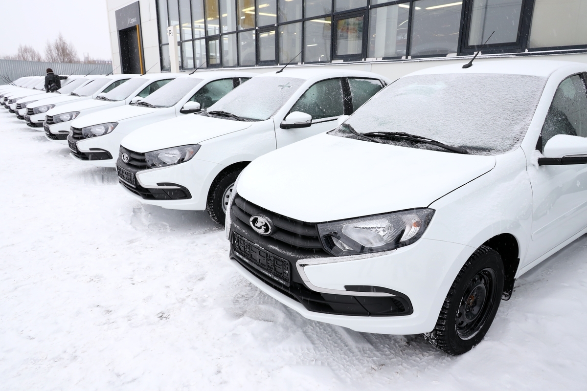 Губернатор Вадим Шумков вручил ключи от 23 новых машин неотложной медицинской помощи