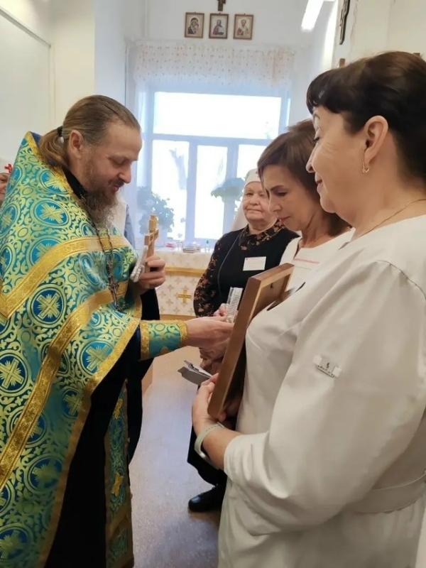 В женской консультации Курганской областной больницы №2 появилось особое место для будущих мам — молельная комната. ﻿