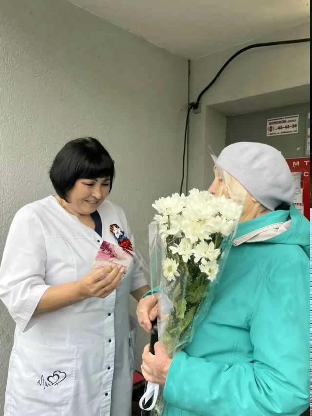 Работники Курганской поликлиники №2 продолжают посещать ветеранов Великой Отечественной войны