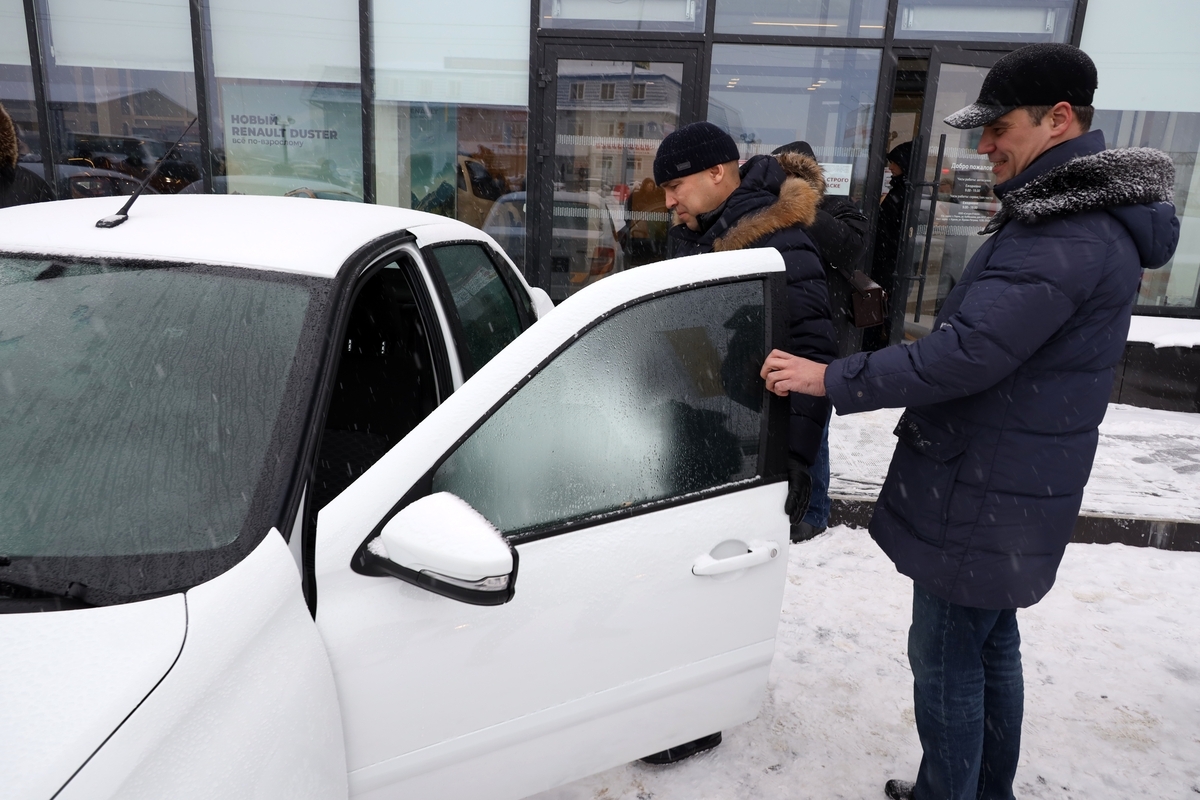 Губернатор Вадим Шумков вручил ключи от 23 новых машин неотложной медицинской помощи