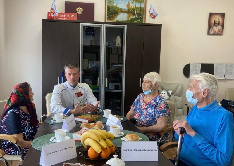 В преддверии 80-летия Великой Победы в Великой Отечественной Войне, ветераны находящиеся на лечении в Курганском областном госпитале для ветеранов войн встретились с представителем Департамента здравоохранения и  администрации медицинского учреждения