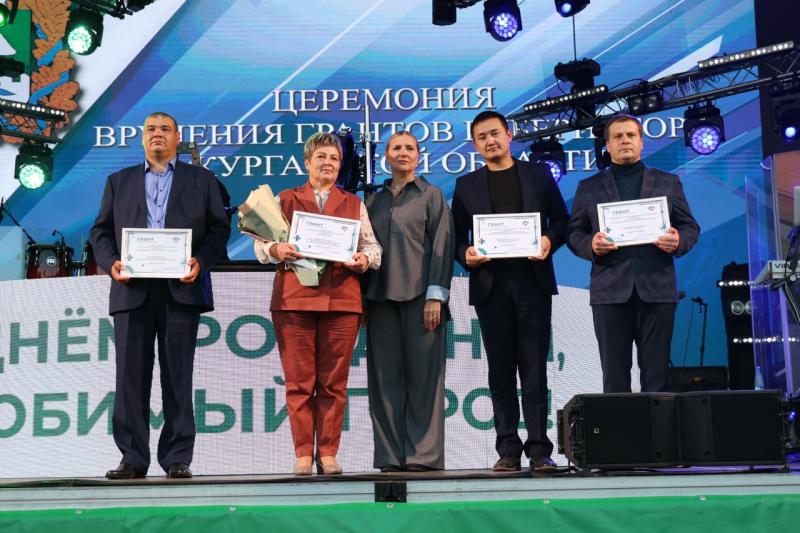 Губернатор Курганской области торжественно вручил гранты направленные на поддержку и развитие системы здравоохранения региона