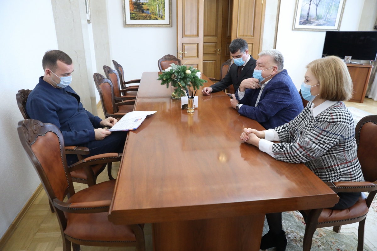 Вадим Шумков обсудил с и.о. ректора Южно-Уральского государственного медуниверситета Андреем Важениным перспективы подготовки кадров для больниц региона