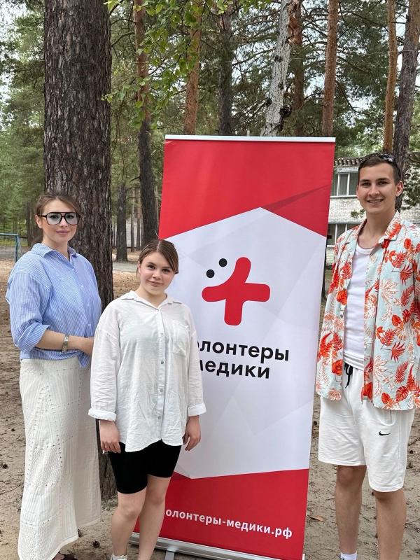 Волонтеры-медики проводят профориентационную работу с детьми находящихся в детском оздоровительном лагере.