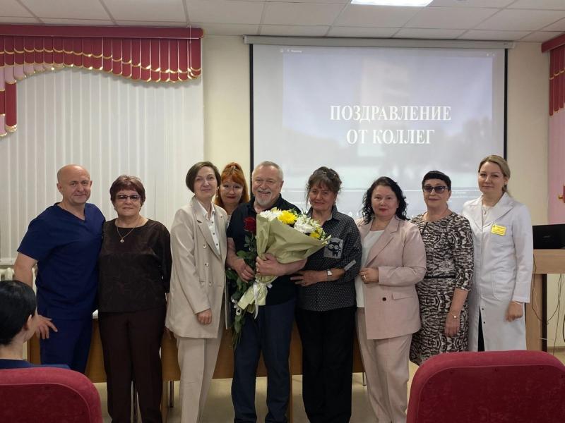 22 мая в Курганской областной больницы №2 состоялось торжественное чествование выдающегося специалиста — заместителя главного врача по акушерству и гинекологии Курганской областной больницы №2 Валерия Андреевича Холодкова, который отметил свой юбилей