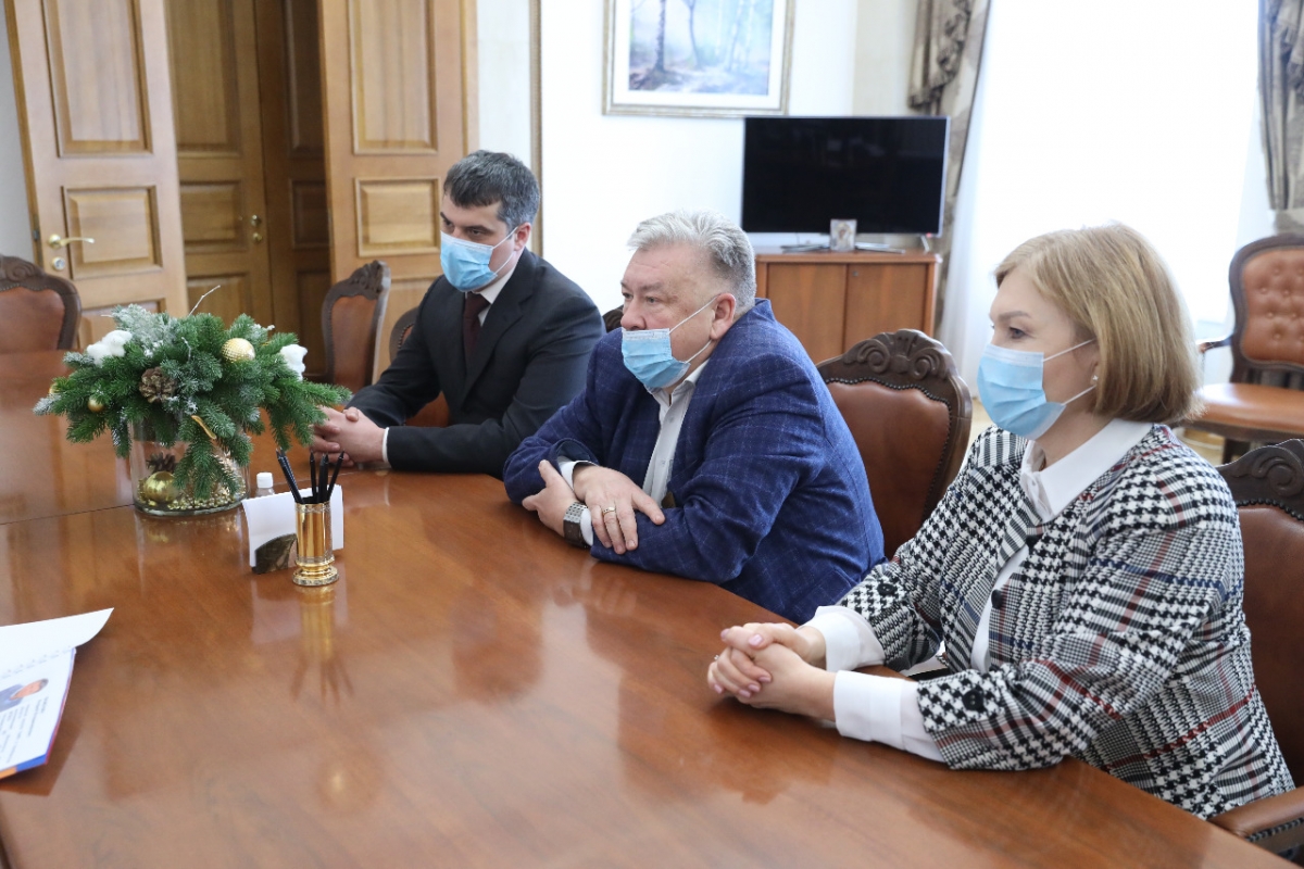 Вадим Шумков обсудил с и.о. ректора Южно-Уральского государственного медуниверситета Андреем Важениным перспективы подготовки кадров для больниц региона