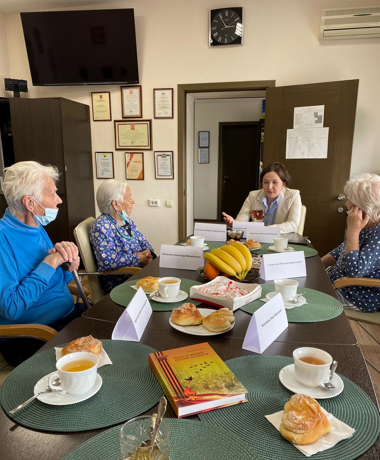 В преддверии 80-летия Великой Победы в Великой Отечественной Войне, ветераны находящиеся на лечении в Курганском областном госпитале для ветеранов войн встретились с представителем Департамента здравоохранения и  администрации медицинского учреждения