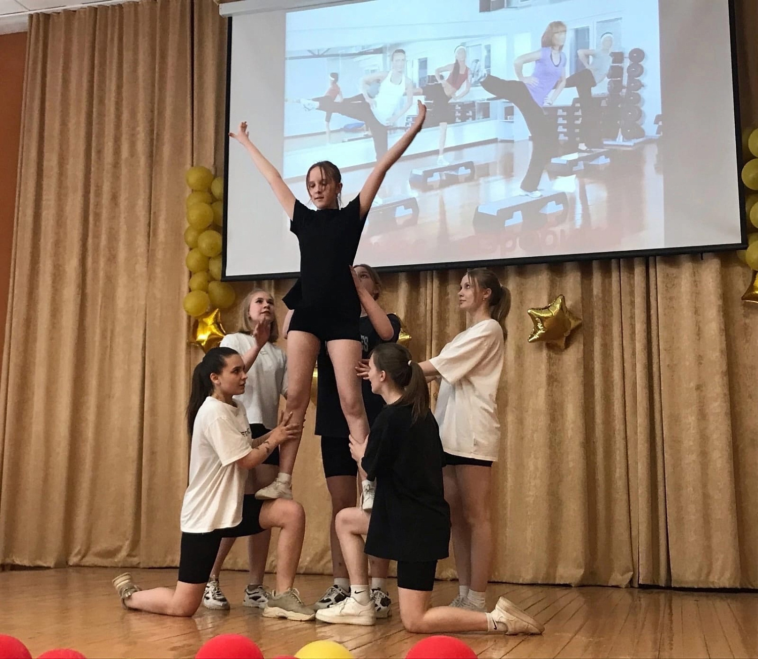 Сегодня, 5 марта, в Курганском базовом медицинском колледже состоялись соревнования по фитнес - аэробике среди студентов учебных групп колледжа, посвященных Международному женскому дню 8-е марта