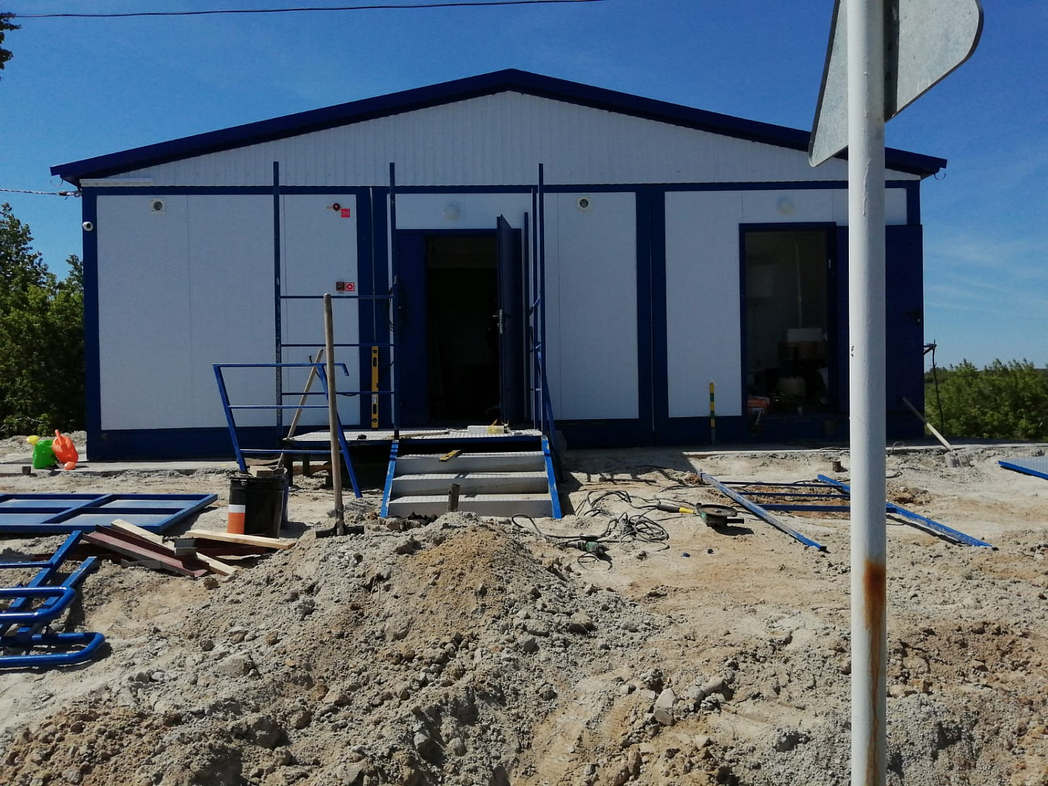 Модернизация первичного звена: в селе Арлагуль Лебяжьевского муниципального округа ведется установка модульного здания фельдшерско-акушерского пункта