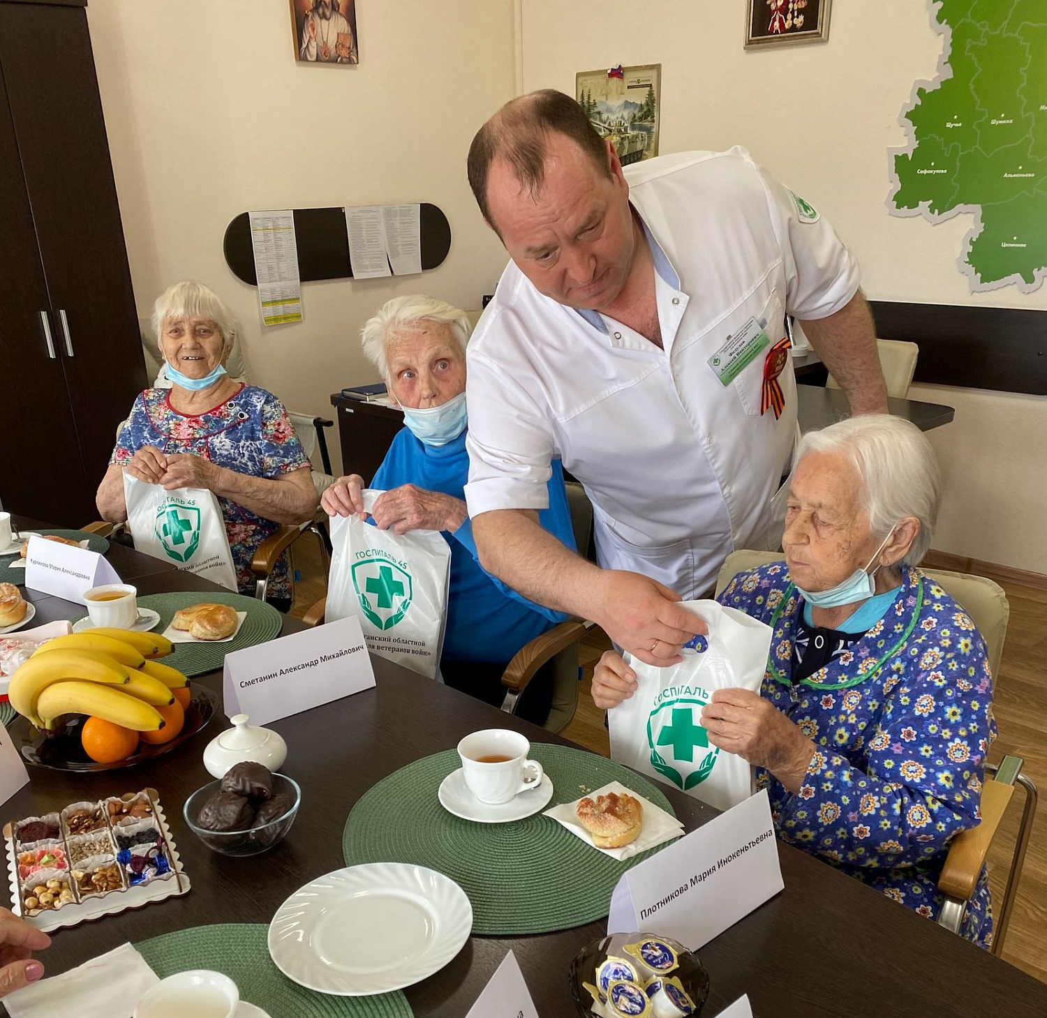 В преддверии 80-летия Великой Победы в Великой Отечественной Войне, ветераны находящиеся на лечении в Курганском областном госпитале для ветеранов войн встретились с представителем Департамента здравоохранения и  администрации медицинского учреждения