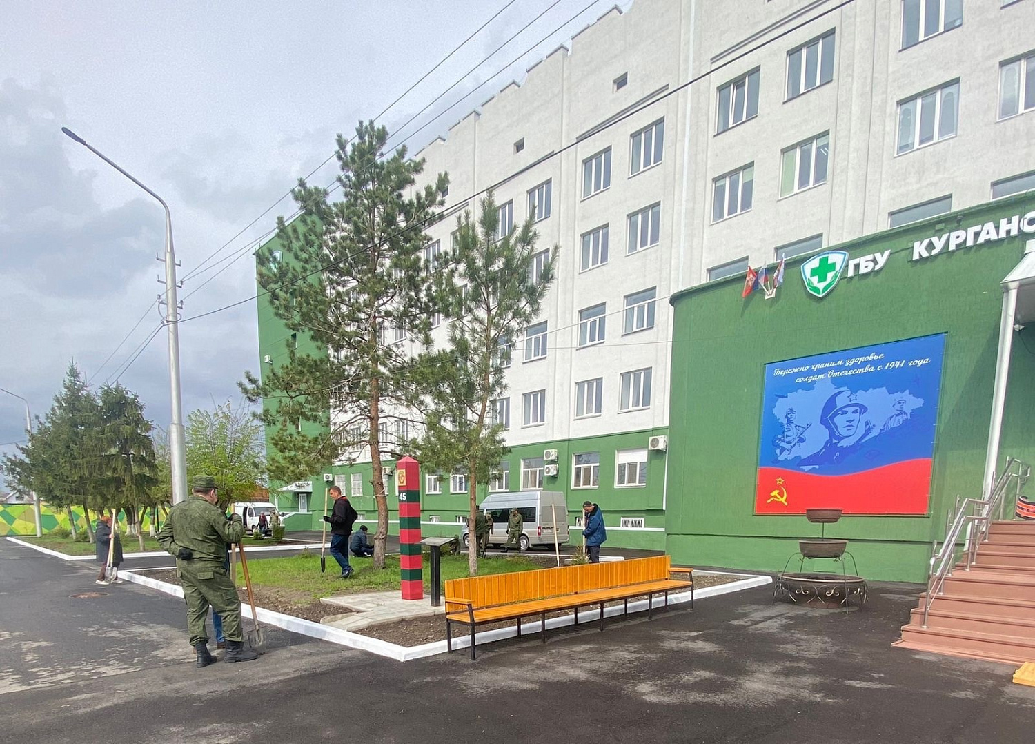 Сегодня, 3 мая, на территории Курганского областного госпиталя для ветеранов войн состоялась посадка елей 